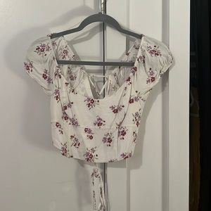 Aeropostale White Floral Tie Back Cropped Casual Short Sleeve Top — Size: M